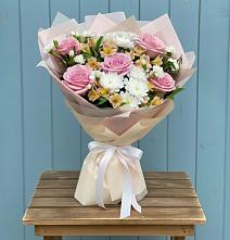 Букет цветов из:  Гвоздики, Орхидеи и Розы в Балахте