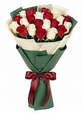 Букет Микс из красных и белых роз в Балахте