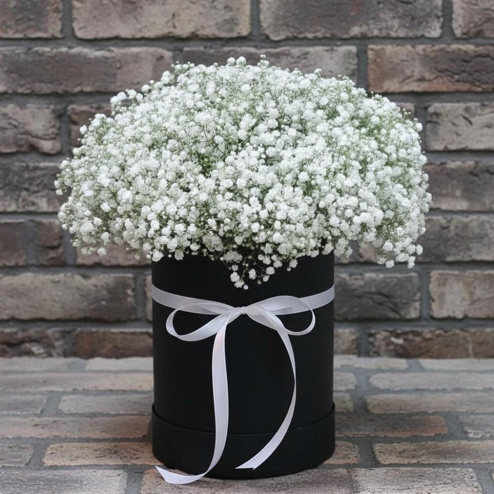 Цветочная композиция из Гипсофила в шляпной коробке в Балахте