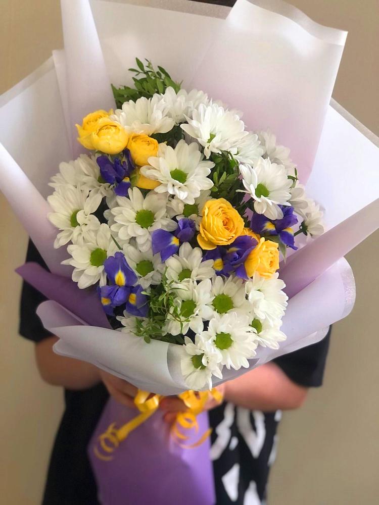 Букет цветов из: Ирисы, Хризантемы и Розы в Балахте