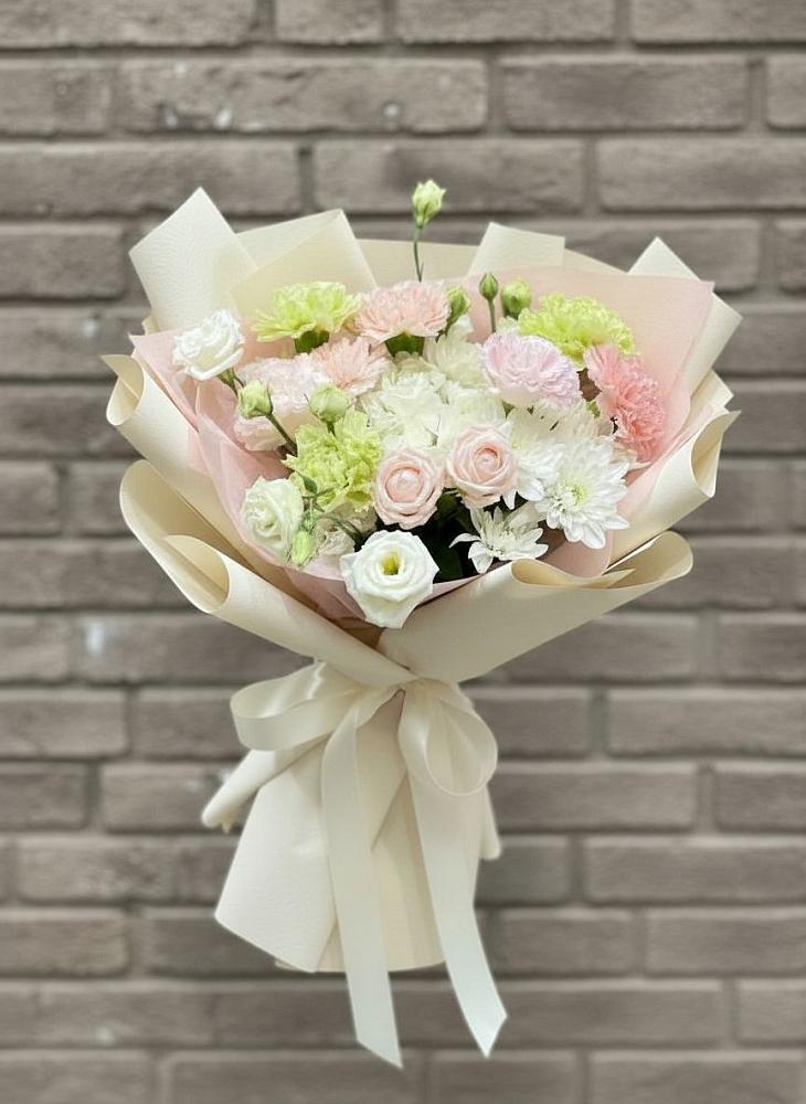 Букет цветов из: Гвоздики, Розы, Лизиантусы и Хризантемы в Балахте