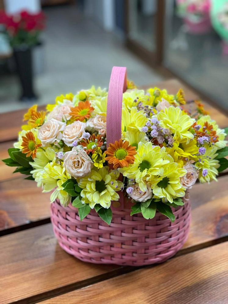 Цветочная композиция из Хризантемы и Розы в корзине в Балахте