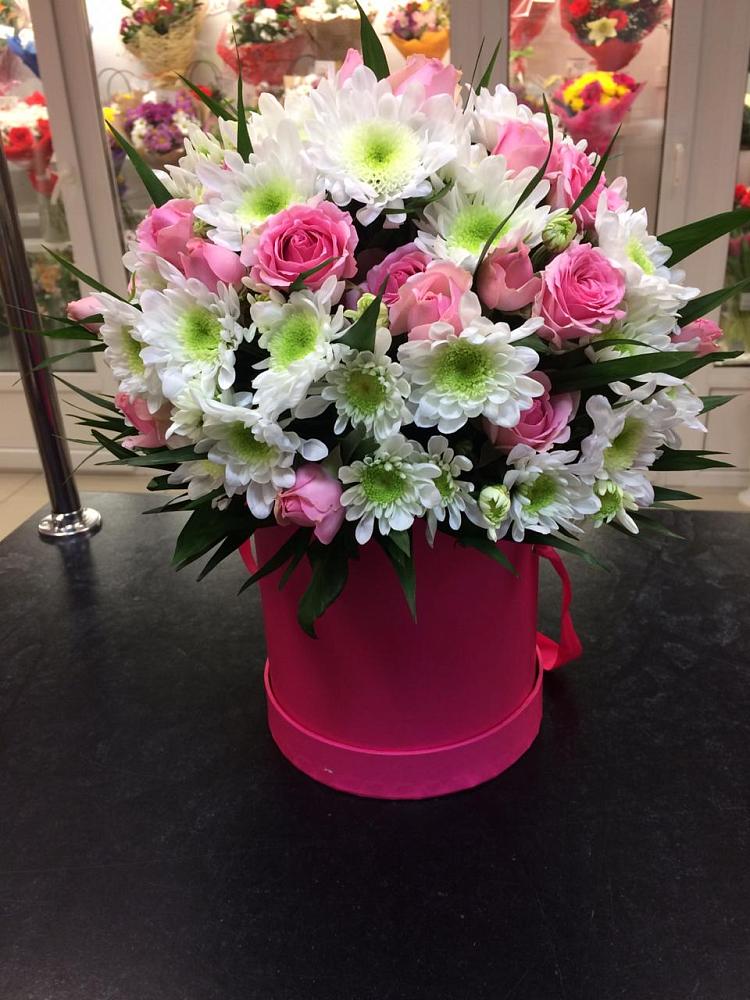 Цветочная композиция из Розы и Хризантемы в шляпной коробке в Балахте