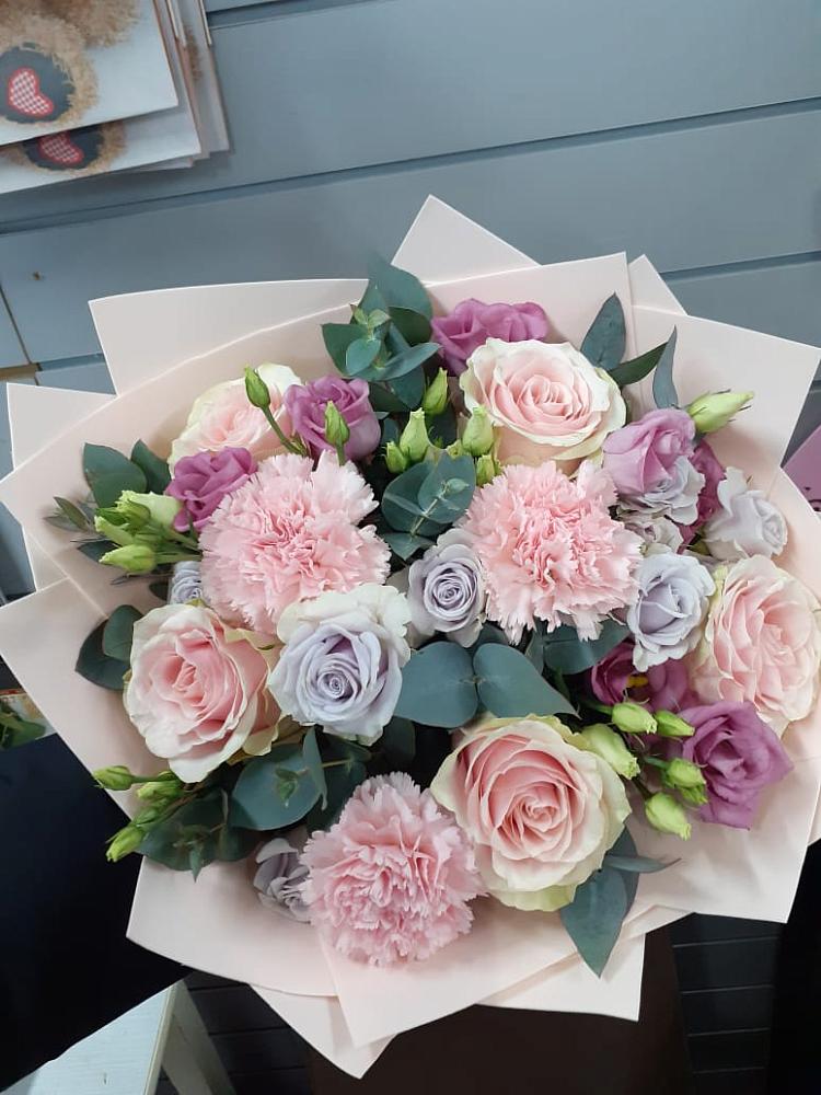 Букет цветов из: Розы, Гвоздики и Лизиантусы в Балахте